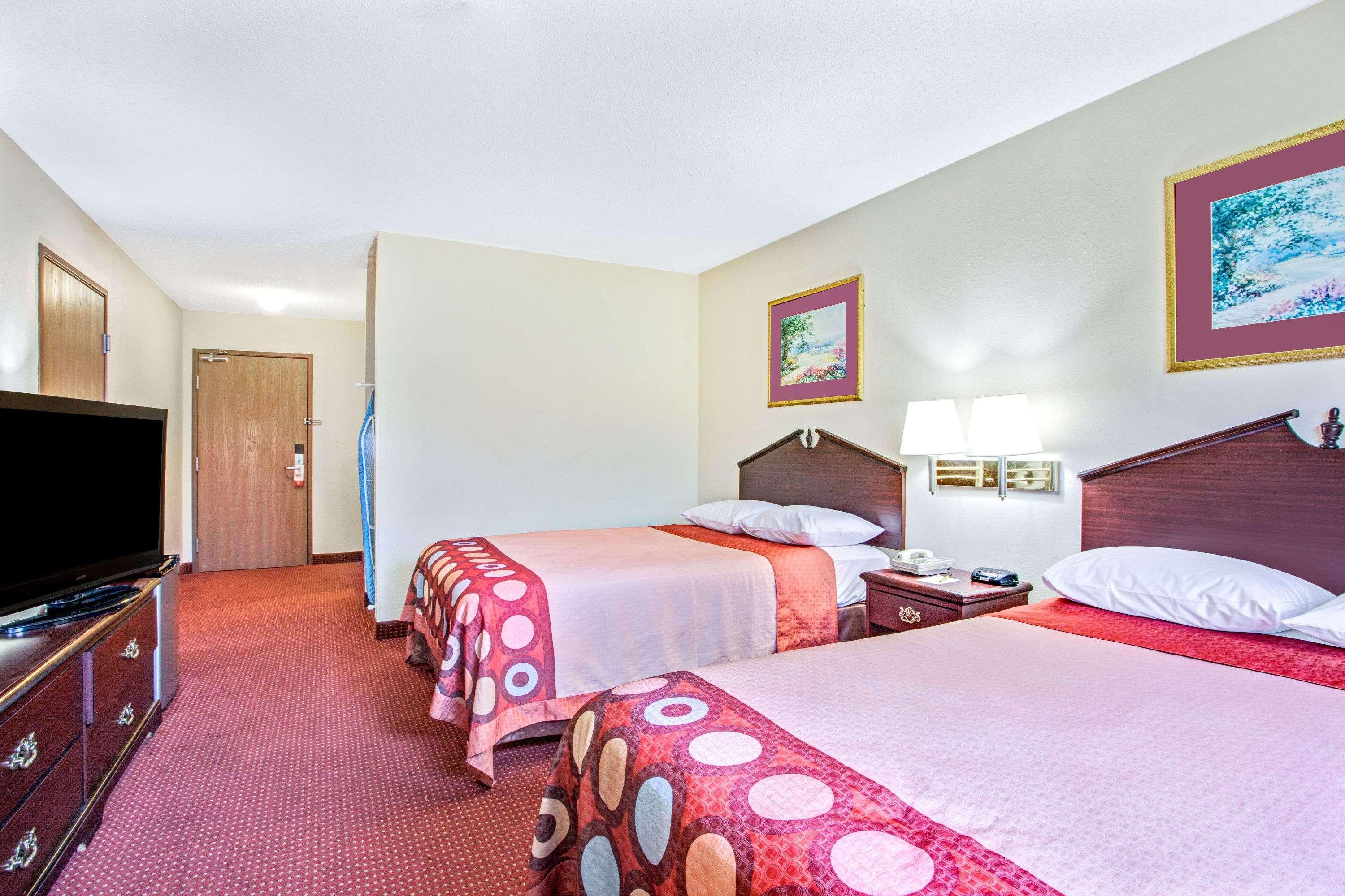 Super 8 By Wyndham Clinton Hotel Exterior photo