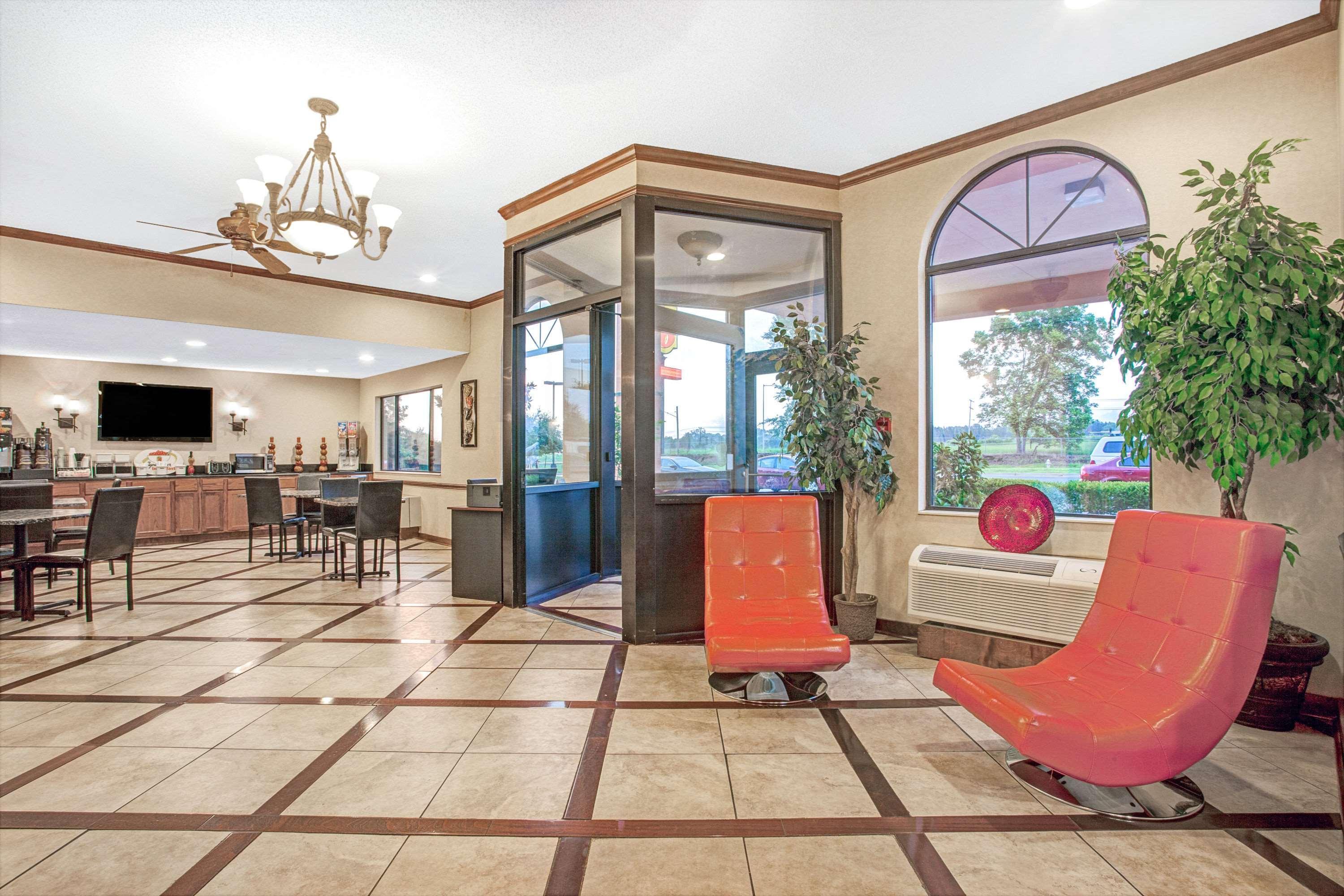 Super 8 By Wyndham Clinton Hotel Exterior photo