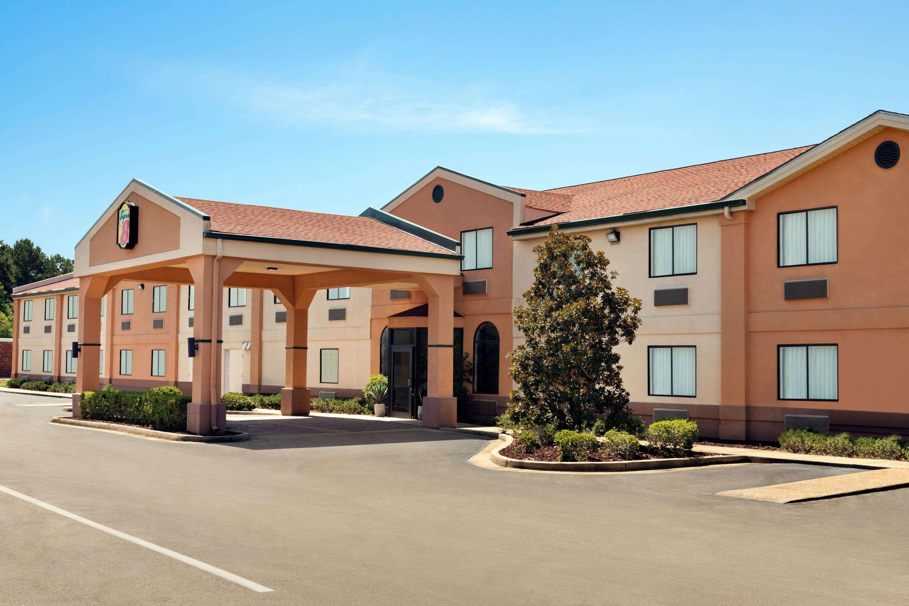 Super 8 By Wyndham Clinton Hotel Exterior photo