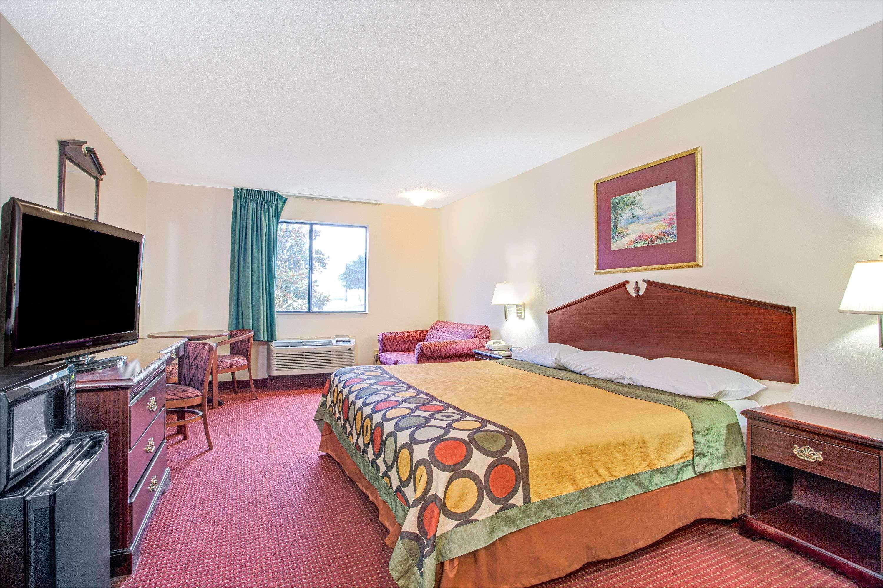 Super 8 By Wyndham Clinton Hotel Exterior photo
